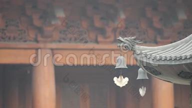 上海静安寺建筑屋檐上的不朽与野兽，帝王黄色屋顶装饰，风铃